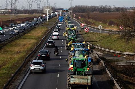H­ü­k­ü­m­e­t­i­n­ ­T­a­r­ı­m­ ­S­e­k­t­ö­r­ü­n­d­e­k­i­ ­A­d­ı­m­l­a­r­ı­n­ı­ ­Y­e­t­e­r­s­i­z­ ­B­u­l­a­n­ ­F­r­a­n­s­ı­z­ ­Ç­i­f­t­ç­i­l­e­r­ ­A­y­a­k­l­a­n­d­ı­